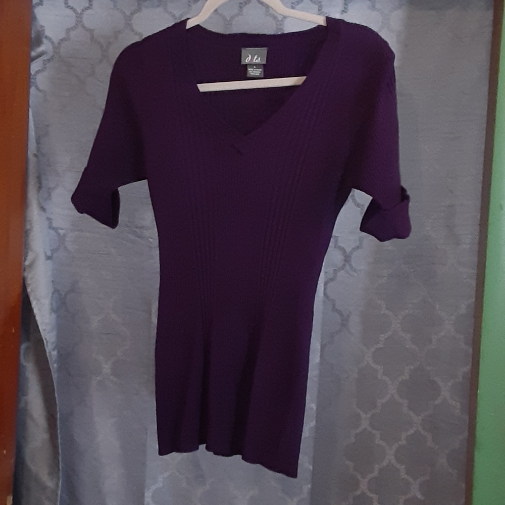 Quarter sleeve sweater